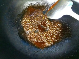 甜面酱蒜苔肉丝,小火烧至冒泡泡，期间用勺子不断搅拌，以免糊锅