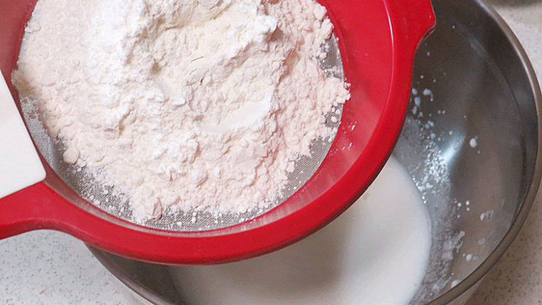极简风。红丝绒生日蛋糕,筛入面粉，用橡皮刮刀从盆的底部边缘往中间抹着拌，不要总是朝一个方向划圈搅和，防止起筋