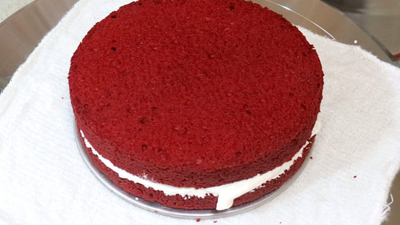 极简风。红丝绒生日蛋糕,加盖第二层蛋糕片，抹一层淡奶油