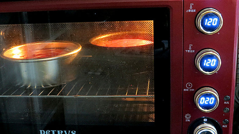 极简风。红丝绒生日蛋糕,烤箱提前130度预热。放入中层，将温度调到120度，烤20分钟左右