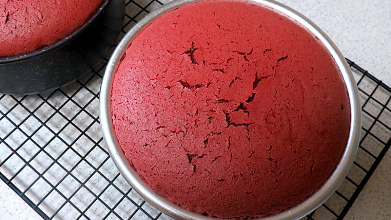 极简风。红丝绒生日蛋糕,烤好的蛋糕要立即从烤箱取出