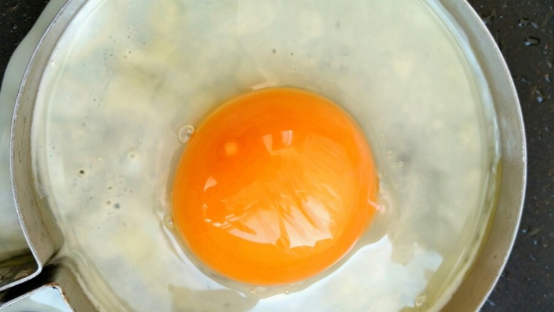 国民美食――泡面健康吃,将鸡蛋打入模具内，😄自己的鸡蛋越看越好看😊！