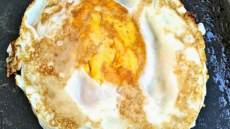 国民美食――泡面健康吃,鸡蛋稍黄时翻面继续煎。