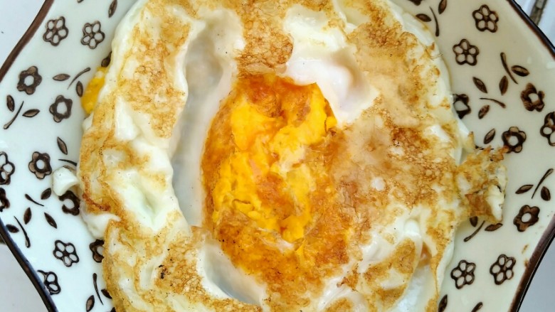 国民美食――泡面健康吃,将煎好的鸡蛋取出备用！