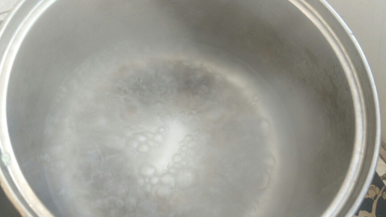 国民美食――泡面健康吃,下面就是准备如何让泡面健康吃了😊。锅中放水烧开。