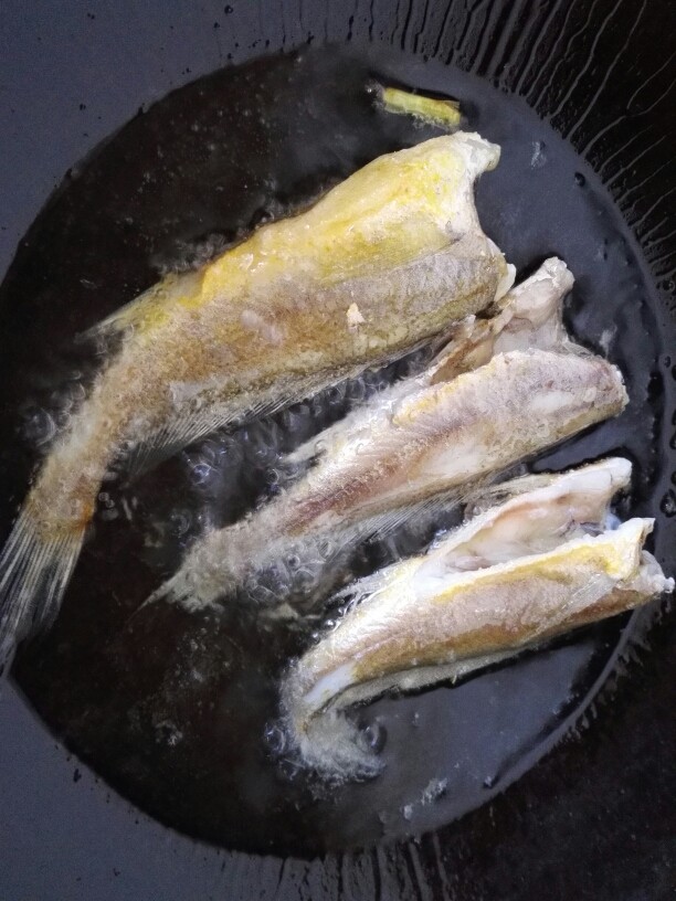 雪菜烧小黄鱼,锅内放油烧热后把小黄鱼放进去煎一下