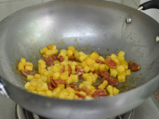 土豆腊肠焖饭,拌炒至土豆变色呈透明状后，调入生抽和少许盐调味