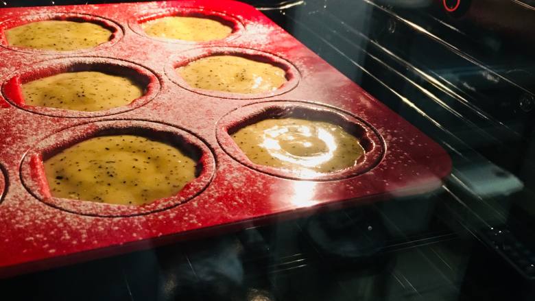 锡兰红茶玛德琳,烤箱中层，上火170，下火180烤制10到15分钟。具体温度根据自己烤箱温度调节，注意观察边缘上色情况。