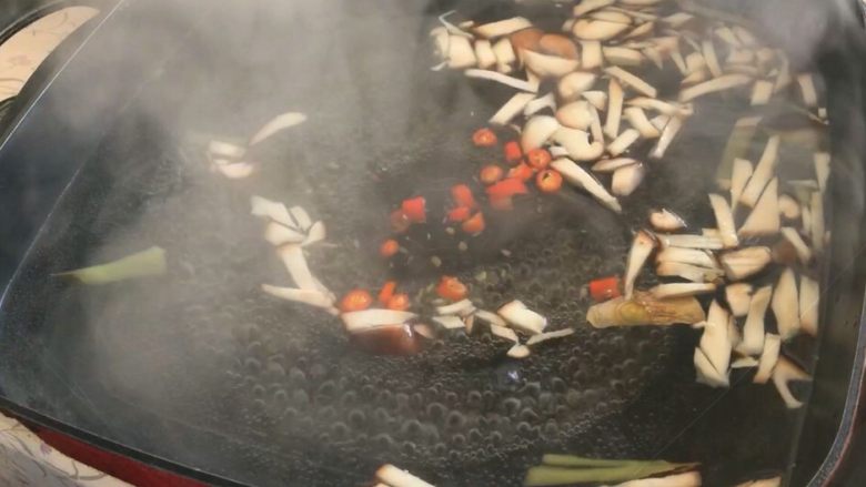 鸭血粉丝汤,加入生姜，小米椒，香菇