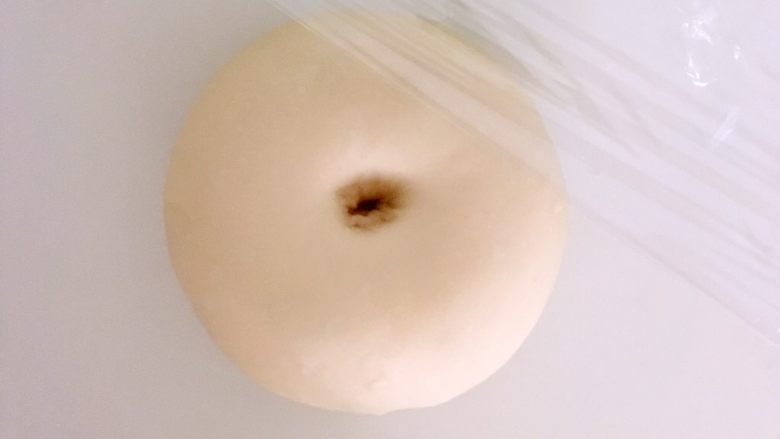 椰蓉小餐包,发酵好的面团用手指按下去会有个圆圆的洞，面团会有轻微的回弹，有点像肚脐眼