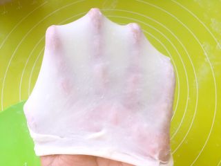 椰蓉小餐包,切出一小块，能撑出薄薄的有弹性的手套膜即可