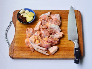 栗子焖鸡,八角冲洗干净，姜切片，蒜波剥去外皮，鸡洗净斩小块