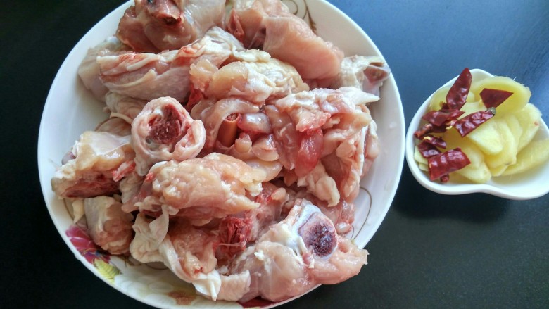 香菇滑鸡块,将鸡腿剁成块，生姜切片，辣椒切碎。