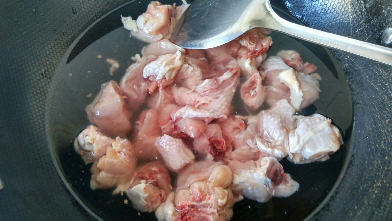 香菇滑鸡块,鸡腿肉冷水下锅，焯水。