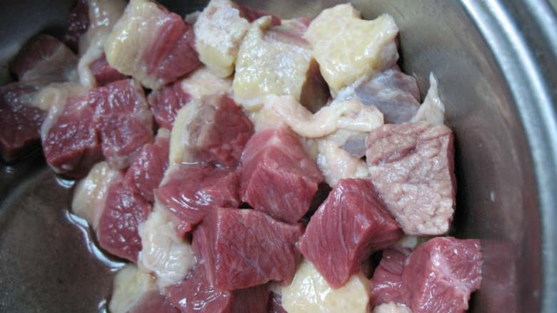 川味红烧牛肉面,牛肉洗净，切块备用。