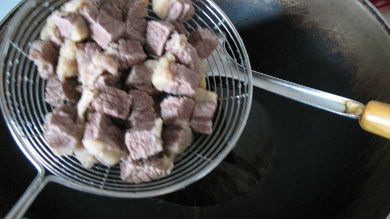 川味红烧牛肉面,锅中热油，入牛肉翻炒。
