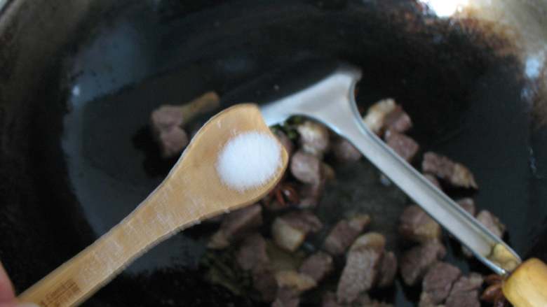 川味红烧牛肉面,加少量盐，出锅备用。（因为牛肉稍后还要炖煮，所以这一步只要炒香，不用全熟哈~）