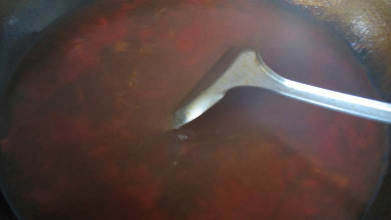 川味红烧牛肉面,挑去汤里的香料备用；
汤头快熬好的时候就可以开始煮面条了，用略粗一点的面条，吃起来更有嚼劲。
