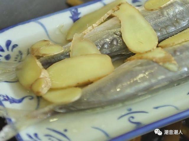 潮汕巴浪鱼饭,❥ 在腌制好的巴浪鱼上放上切好的姜片，待水沸腾后，将巴浪鱼放入锅中，盖上锅盖，旺火煮10分钟