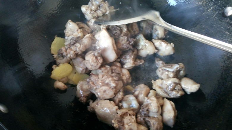 香菇滑鸡块,锅内放油，生姜，辣椒爆香，放鸡块，翻炒。