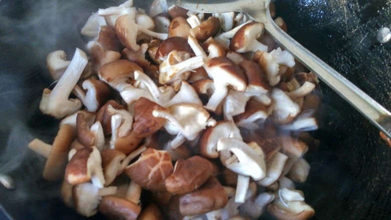 香菇滑鸡块,放香菇翻炒。