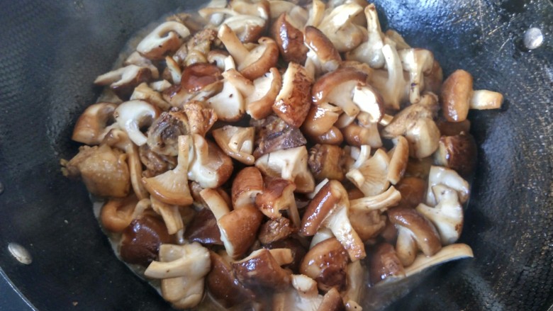 香菇滑鸡块,香菇变软出汁，盖上锅盖，中火焖煮。