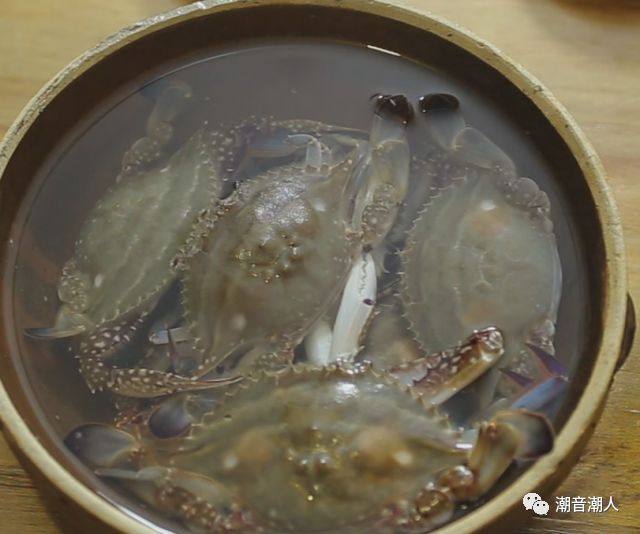 潮汕腌蟹,❥ 用刷子把海蟹外壳反复刷洗干净