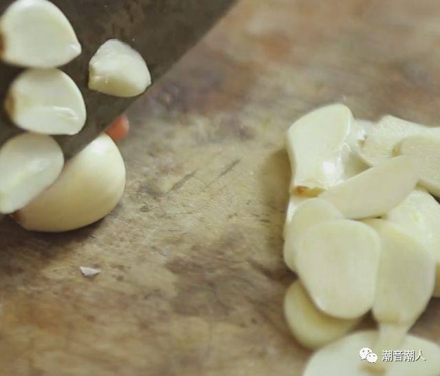 潮汕腌蟹,❥ 将蒜瓣去壳，切成片或者蒜末，放置盘中，待用

