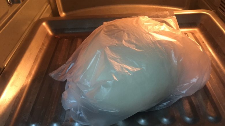 香菇胡萝卜鲜肉包,套上保鲜袋放入烤箱发酵
