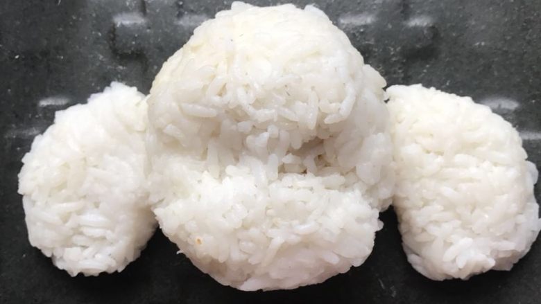 咸蛋黄肉松饭团-泰迪版,再分别取两小把米饭，捏紧饭团凹出两个耳朵形状；