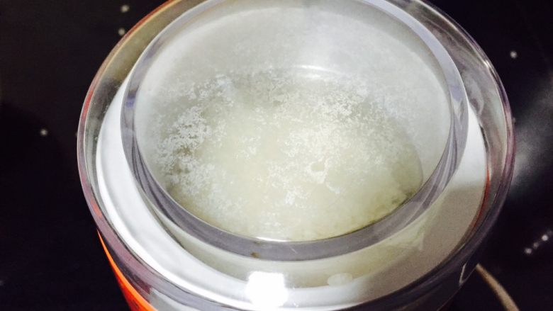 自制粉蒸排骨,炒好的大米放入干磨机打成粉末。