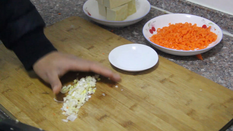 豆腐酿肉的做法来了，年夜饭必备的一道菜,葱姜切末备用