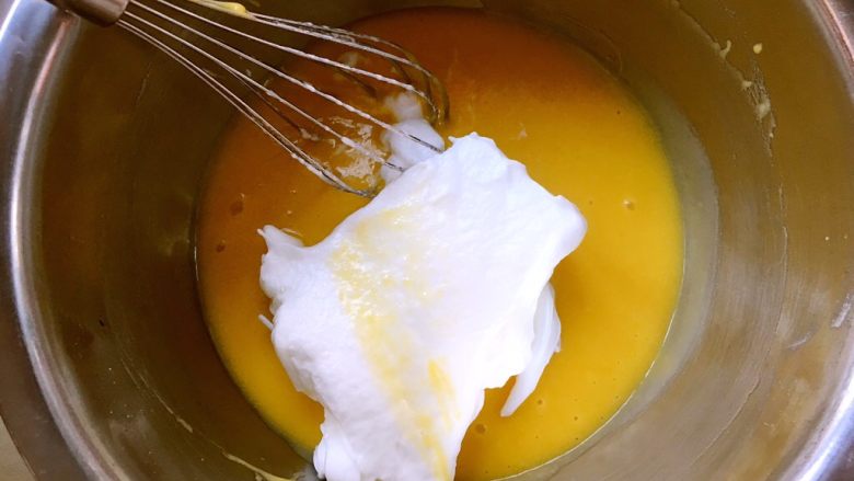 日式棉花蛋糕,烤箱预热160度，将打发好的面糊分次加入到蛋黄糊中，先用蛋抽画Z字翻拌均匀