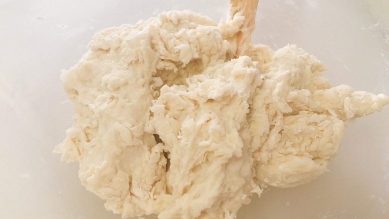 迷你葱油饼,将100ml开水多次倒入面粉中，倒一部分，用筷子搅拌一会，直至面粉成絮状