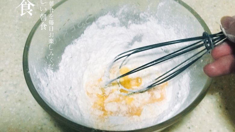 浅湘食光&鸡蛋蕾丝饼,用手动搅拌器拌匀