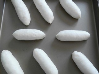 罗宋甜面包,卷好后接口处收紧用手轻轻揉成橄榄形。