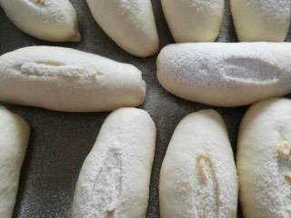罗宋甜面包,再筛上一层厚厚的糖粉。