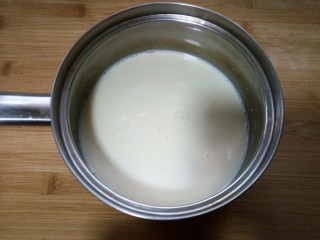 椰蓉豆浆小方,将剩下的豆浆液和牛奶放入奶锅中。