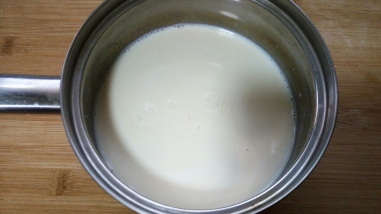 椰蓉豆浆小方,将剩下的豆浆液和<a style='color:red;display:inline-block;' href='/shicai/ 219'>牛奶</a>放入奶锅中。