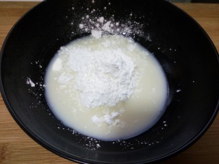 椰蓉豆浆小方,从总量260克豆浆中取50克，加入淀粉，搅拌均匀备用。