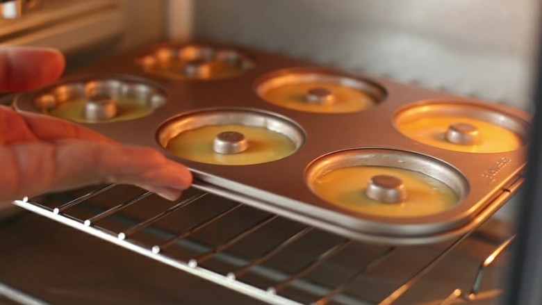 巧克力甜甜圈,烤箱提前上下火160度预热，将模具放入中层烤约20分钟