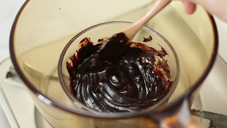 巧克力甜甜圈,巧克力放入碗中隔水融化