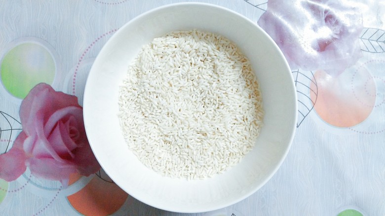 红枣糯米藕,准备好适量的长粒糯米！