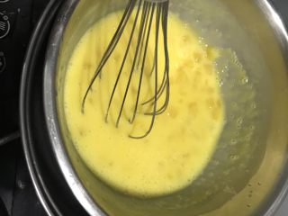 芒果慕斯,浸泡好的吉利丁片加入温热的牛奶果酱中