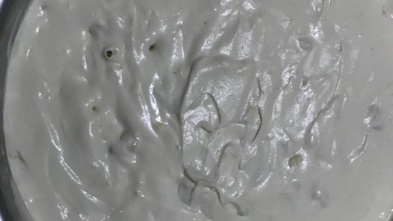 芒果慕斯,奶油倒入牛奶果酱中，一次性加入，快速搅拌均匀