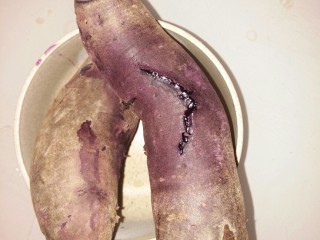 红薯紫薯发面饼,紫薯蒸熟剥皮