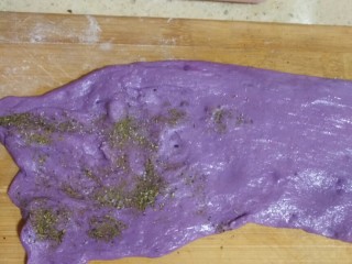 红薯紫薯发面饼,紫薯也一样撒盐和花椒粉
