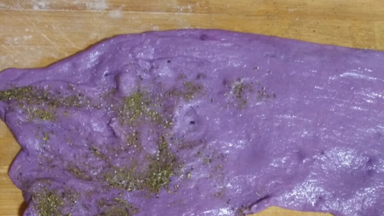 红薯紫薯发面饼,紫薯也一样撒盐和花椒粉