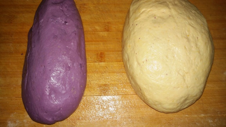 红薯紫薯发面饼,案板放走，把面揉光滑