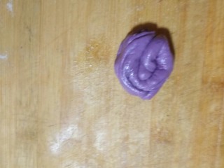 红薯紫薯发面饼,卷成小剂子